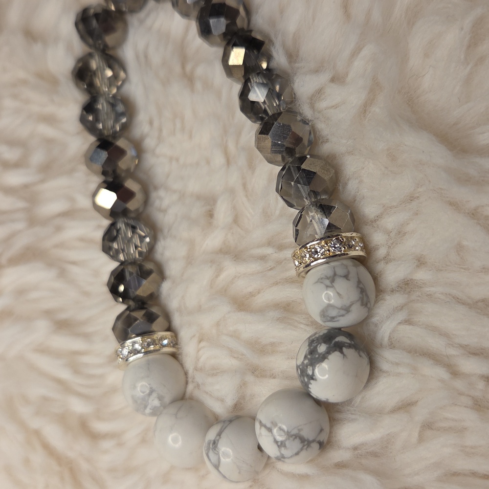 Marbled Beaded Bracelet with Silver Accents - Picture 3 of 4